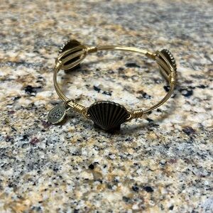 3 shell bourbon and boweties bracleet